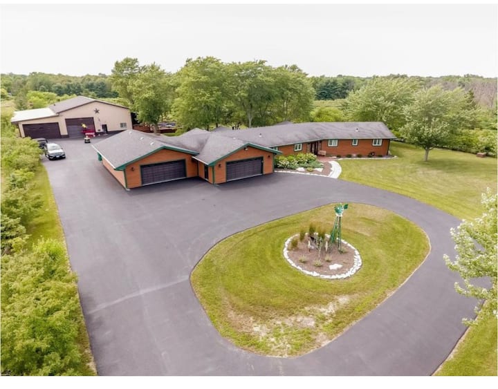 Rock Creek Farm 5BD with Pool Farm stays for Rent in Monee, Illinois