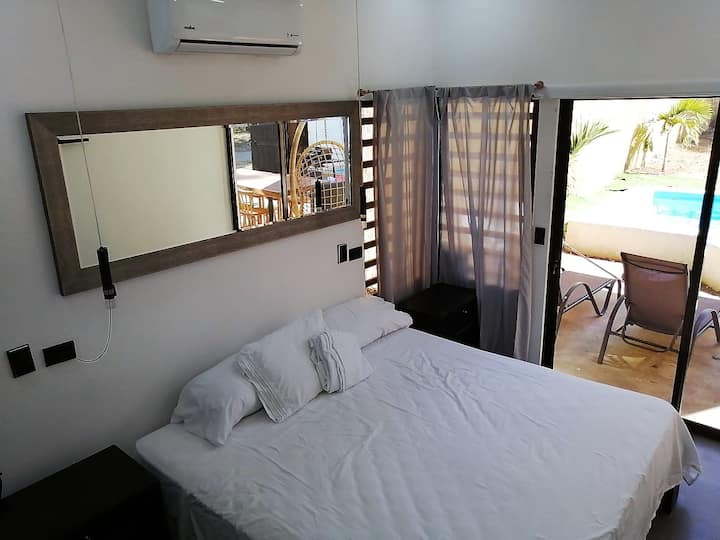 Основна стая с изходна врата към басейна.  Моля, спазвайте Закон 7600. ADA отговаря на изискванията.