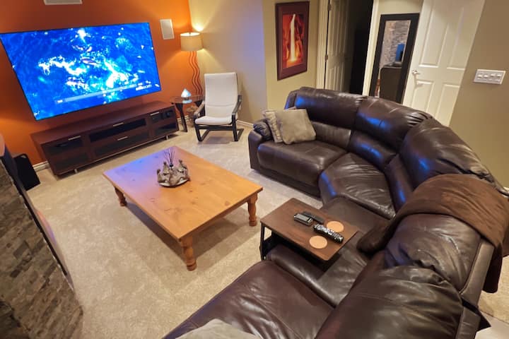 Crystal Green Retreat, 1 King & 1 Queen Suite - Okotoks