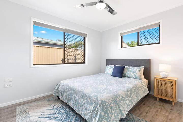 Lagana i prozračna druga spavaća soba ima bračni krevet i stropni ventilator. 
