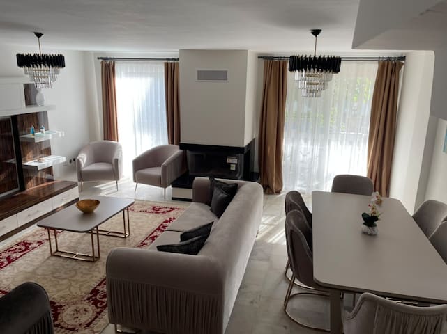 Yeşillikler içinde deniz kenarında konforlu villa