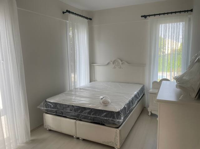 Yeşillikler içinde deniz kenarında konforlu villa gallery image 5