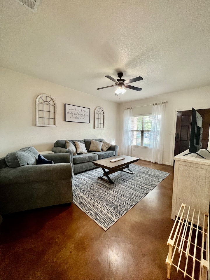 Fully furnished cheerful three bedroom home Apartments for Rent in