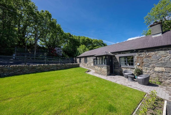 Charming Eryri (Snowdonia) cottage with hot tub