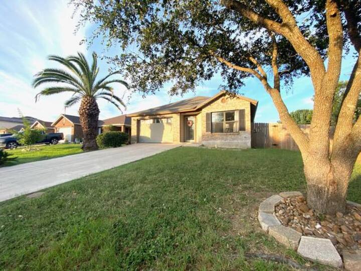 Family Home w/ Self Checkin next to Randolph AFB Houses for Rent in