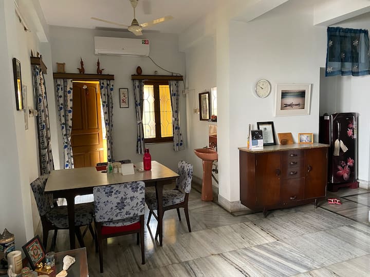 La vue sur la salle à manger et la véranda où les voyageurs peuvent admirer le jardin