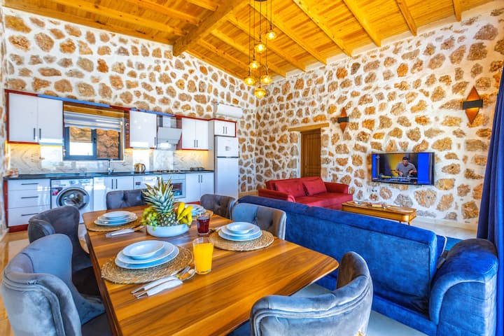 เพดานห้องนั่งเล่นของเราสูง 4.70 เมตร เพดานทำจากไม้ซีดาร์ธรรมชาติ ผนังของเราถักจากหินธรรมชาติอีกครั้ง