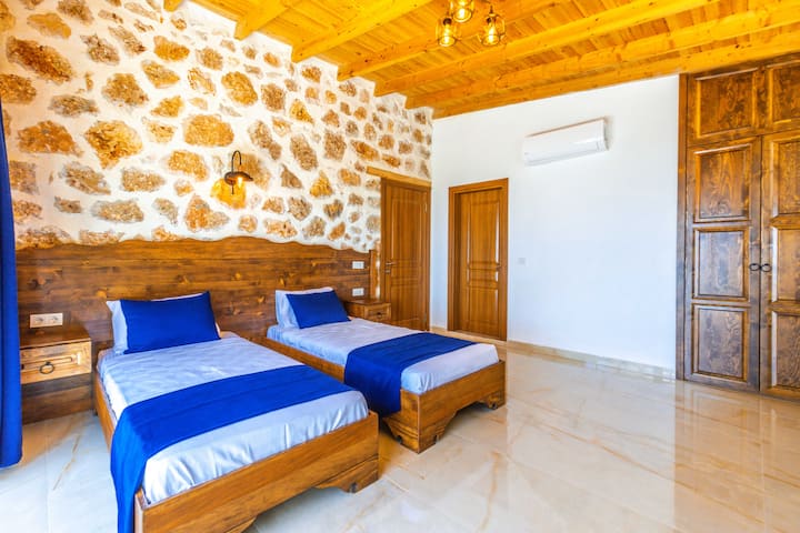 สำหรับผู้ที่เบื่อชีวิตในเมือง เราต้องการรักษาความเป็นธรรมชาติให้มากที่สุดเท่าที่จะเป็นไปได้ เตียงโต๊ะแต่งหน้าในตู้เสื้อผ้าทั้งหมดทำจากไม้ธรรมชาติ