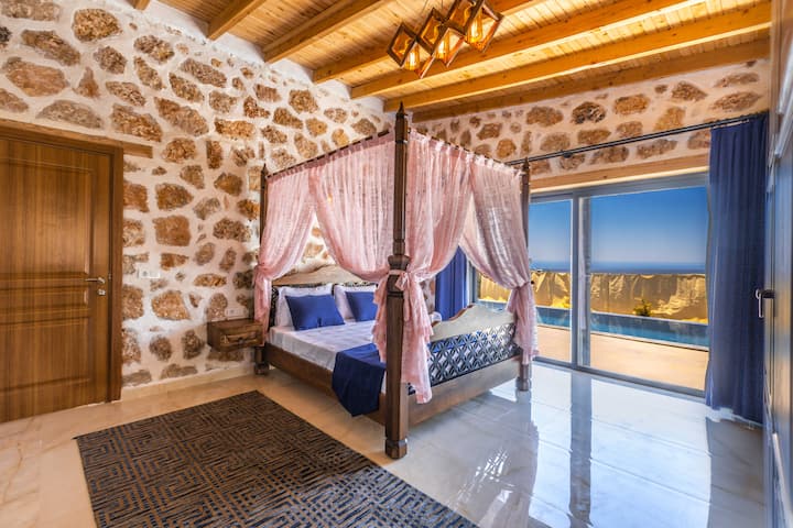 คุณคู่รักที่ได้รับการยกย่องของเราได้รับการตกแต่งด้วยตุ๊กตาโดยเฉพาะอย่างยิ่งสำหรับคู่รักฮันนีมูน
มีจากุซซี่สระว่ายน้ำร้อนและซาวน่าให้คุณใช้ในอีกส่วนหนึ่งของห้อง