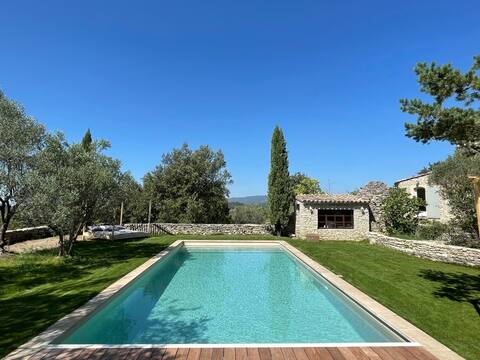 Beautiful farmhouse with pool in the Luberon