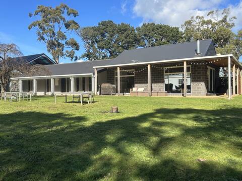 Island Ranch Relax, unwind 4 bed farmhouse & spa
