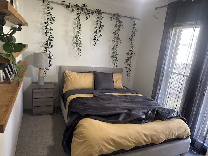 Საძინებელი 3 152 × 203 სმ