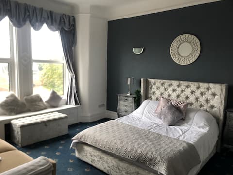 Lovely Spacious Apartment in Birkdale sleeps 5/6