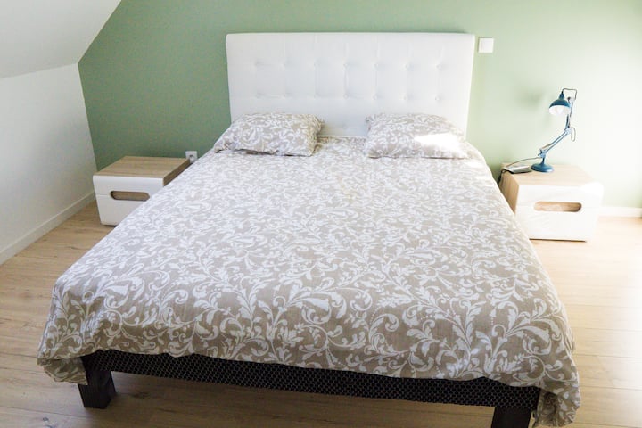 Dhomë gjumi në katin e sipërm me një krevat 140 cm të gjerë.