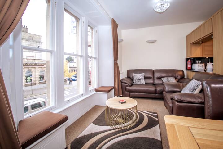 Fantastic 4 bedroom apartment with parking gallery image 3