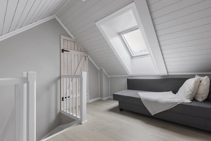 Მე-2 სართულზე განთავსებულია 120 გასაშლელი დივანი მატრასით.

Ოთახში ასევე არის საყინულე, რომელიც ქმნის ბუზერს. Ოთახის კარი არ არის, მაგრამ კიბეები დარწმუნდით, რომ მისაღები ოთახიდან ოთახის დათვალიერება არ არის