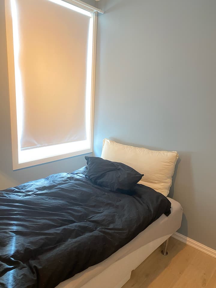 Მეორე საძინებელში 120 საწოლია. 