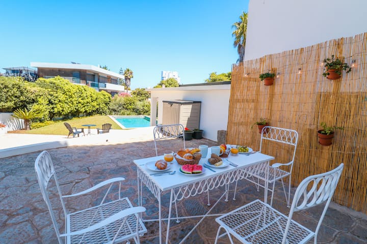 188 Apartments – Lantana (pool, garden and patio)