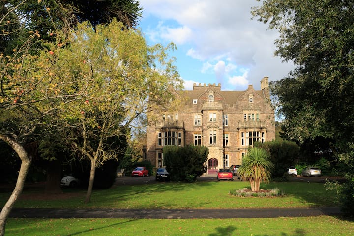 Large 5-bedroom home set in stunning grounds. gallery image 4