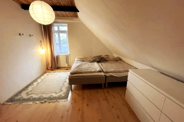 高层卧室配有双人床（ 2x105厘米） 
晾衣架和大抽屉，可存放衣服
遮光窗帘

注意：房间缺少暖气，因此在冬季，这里比房子其他地方凉爽几度。 有电器。