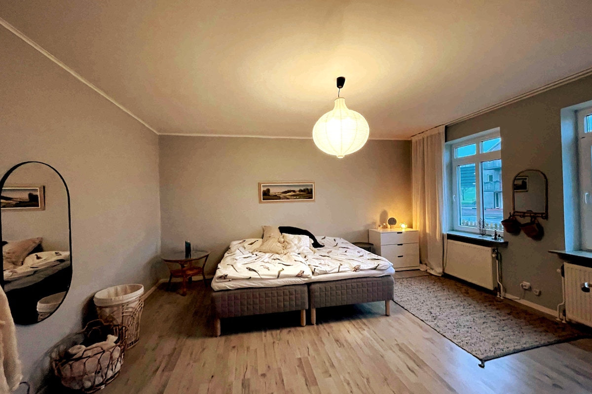 下层宽敞的卧室，配有双人床（ 2x105厘米）
存放衣服的抽屉和带衣架的晾衣架。
遮光窗帘
还有一个工作空间