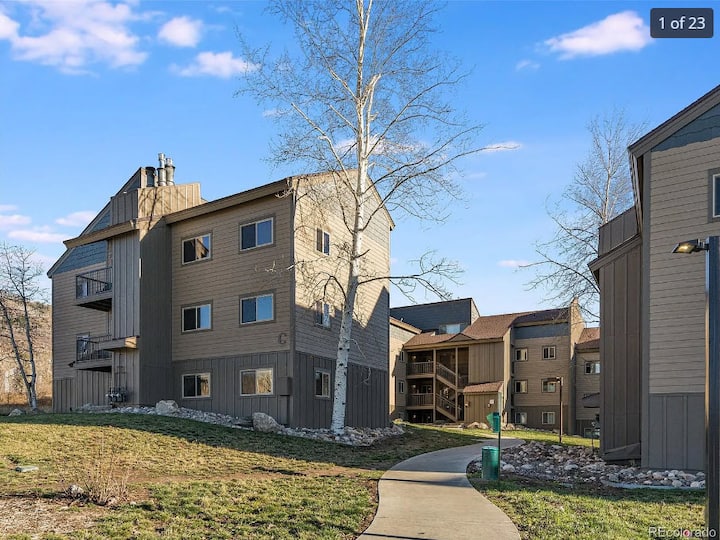 2BD/2BA w/ Mt Views 8 minute walk to Ski Base! Apartments for Rent