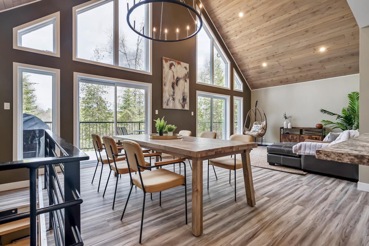 Lakefront Chalet with Hot Tub — 1hr from Ottawa