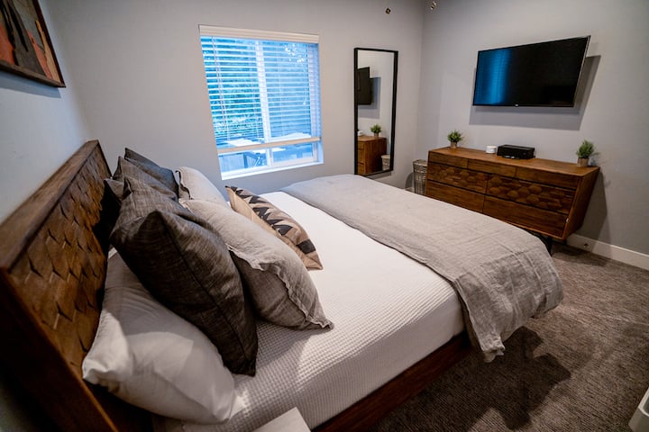 Მეორე საძინებელი დიდი საწოლით და 45"-იანი სმარტ-ტელევიზორით.