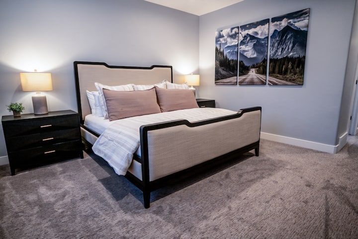 Მთავარი საძინებელი დიდი საწოლით და 65"-იანი სმარტ-ტელევიზორითა და Sonos დინამიკით. Არ დაგავიწყდეთ უზარმაზარი შესასვლელი კარადა! 