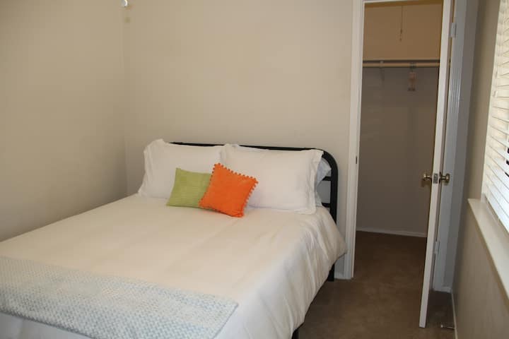 Dormitorio con cama queen y armario