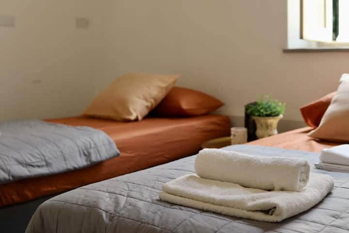 غرفة النوم الثانية في الطابق الثاني بسريرين مفردين 