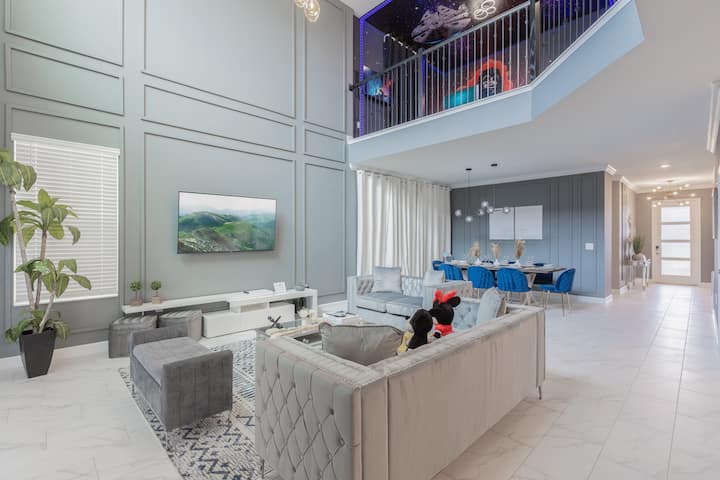 In questa area open space troverete una cucina, un soggiorno e la zona pranzo. La nostra cucina è completamente attrezzata. Nel soggiorno troverai una TV, un divano letto e un ventilatore a soffitto. E c'è anche la zona pranzo con tavolo e sedie.       