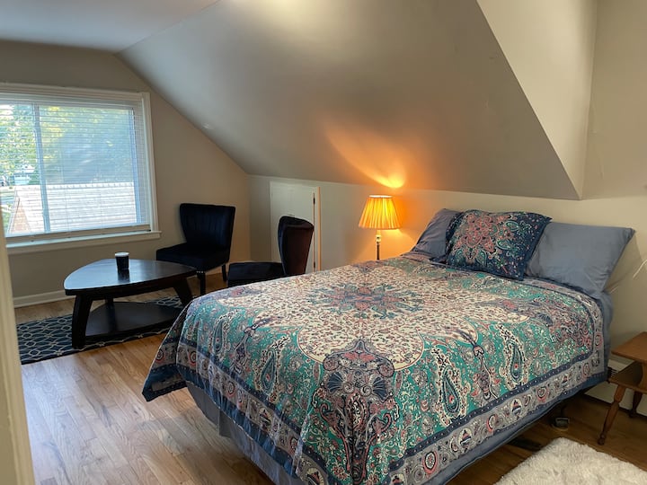 Esta cómoda cama de tamaño completo es una gran escapada para los niños u otros compañeros de viaje.  La sala de estar ofrece un espacio para el té de la mañana, la meditación, el diario o la asignación de los eventos de los días.