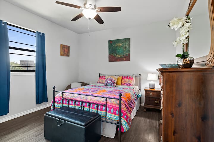 Lit queen size avec draps de luxe.