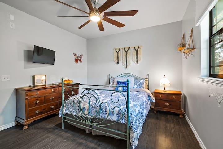 La chambre 2 offre une vue sur l'arrière qui est souvent visitée par le Whitetail Deer du quartier.