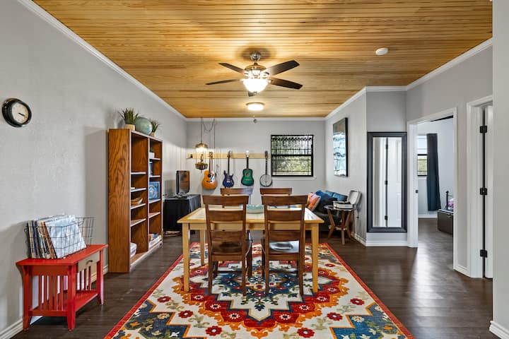 Un grand espace ouvert entre la cuisine et les chambres est confortable pour se détendre ou travailler.