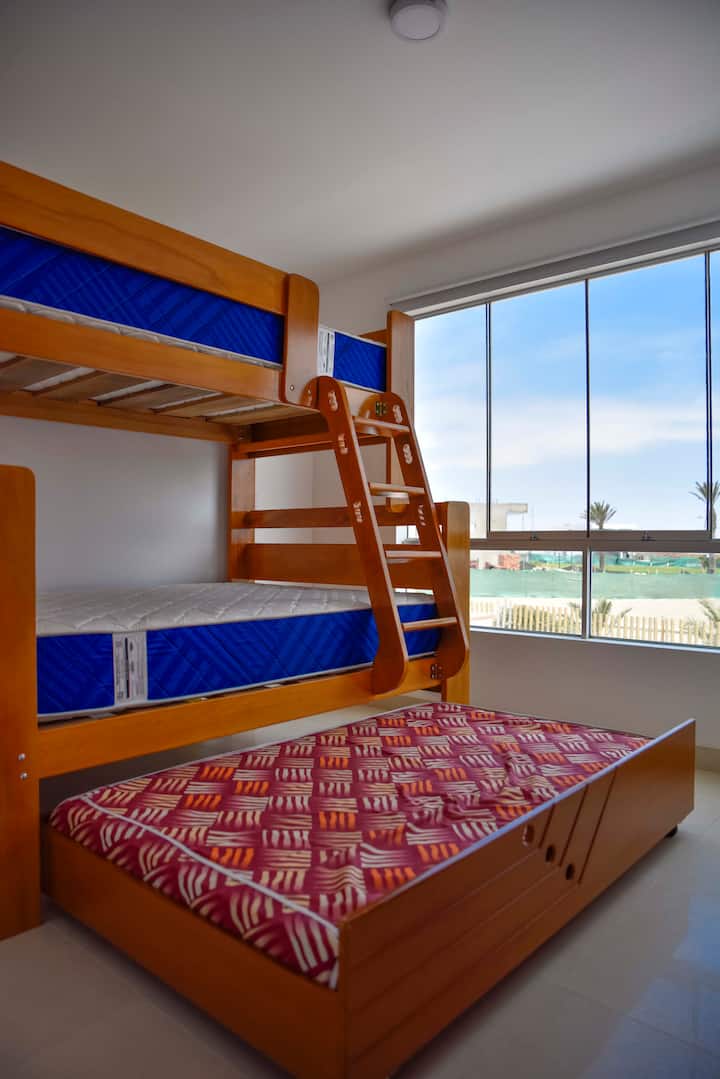 Izba 4: Má plne vybavenú vnútornú kúpeľňu. S 01 viacnásobným zrubom s 1 lôžkom pre 2 osoby, 1 hornou posteľou pre 1 a pol osoby a rozkladacou chatou s 1 posteľou pre 1 a pol osoby. 