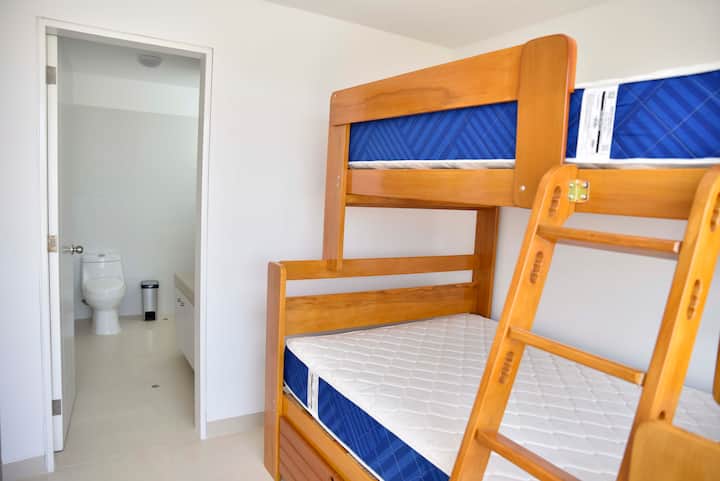 Spálňa 2 a 3: Majú malú vnútornú kúpeľňu. S 01 viacnásobným zrubom s 1 lôžkom pre 2 osoby, 1 hornou posteľou pre 1 a pol osoby a rozkladacou chatou s 1 posteľou pre 1 a pol osoby. 