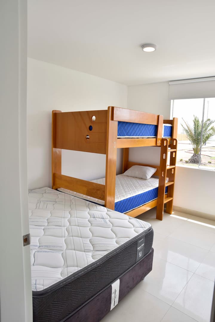 Izba 1: 
01 lôžko pre 2 osoby a 01 zrub s lôžkami pre 1 a pol osoby. 