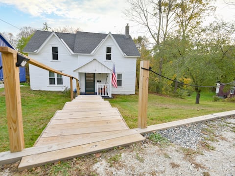 Cute, Renovated Home on River, Walk to Downtown