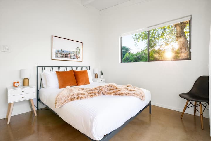 Chumba cha kulala 2 - kitanda cha upana wa futi tano na vifuniko kwenye eneo la pili la baraza lililofunikwa.