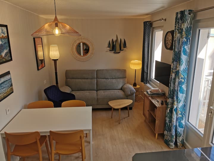 Maison Donnant Sur Le Port Par Une Allée Fleurie - Île Tatihou