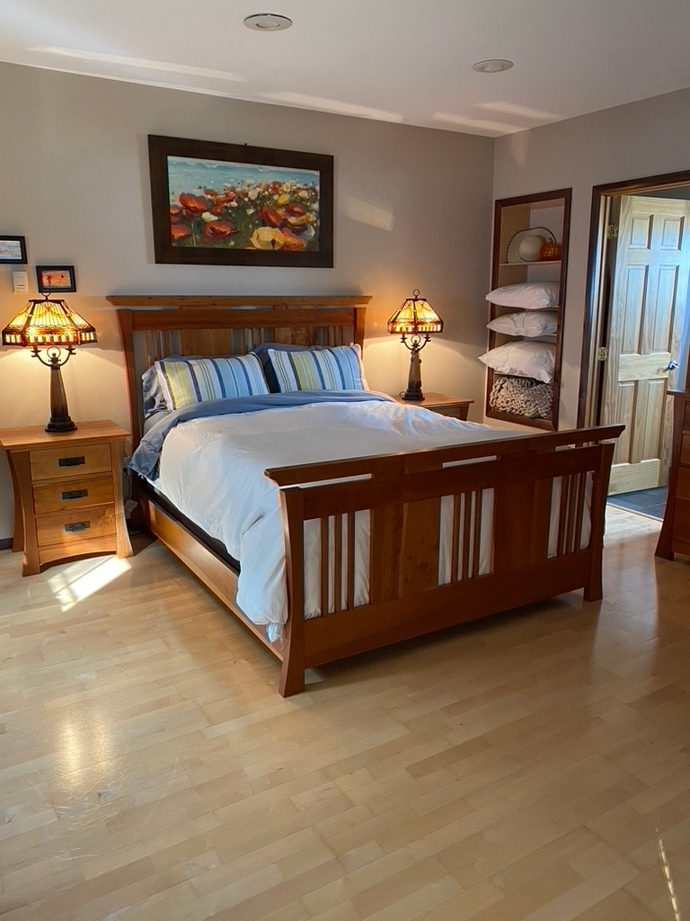 Suite principal, tiene una cama tamaño queen y baño completo dentro de la suite.  