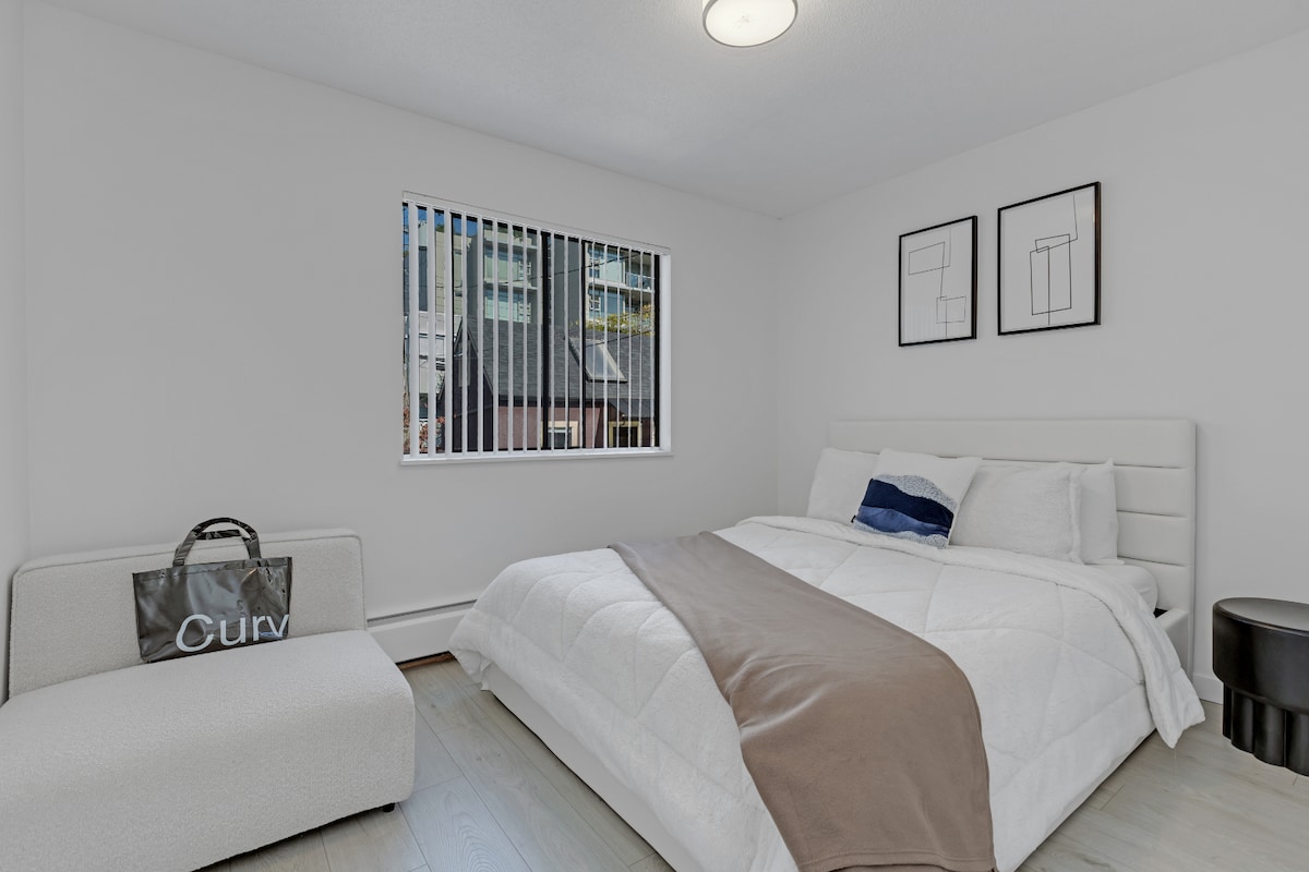 Chic 1-Bedroom Apartment in Ideal Location