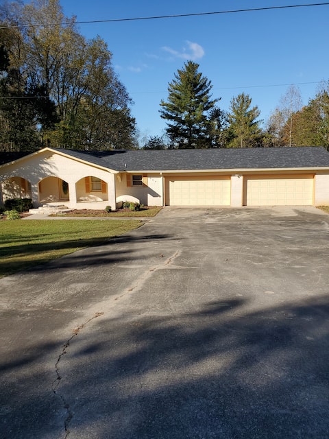 Cozy home close to Nascar Racing Track