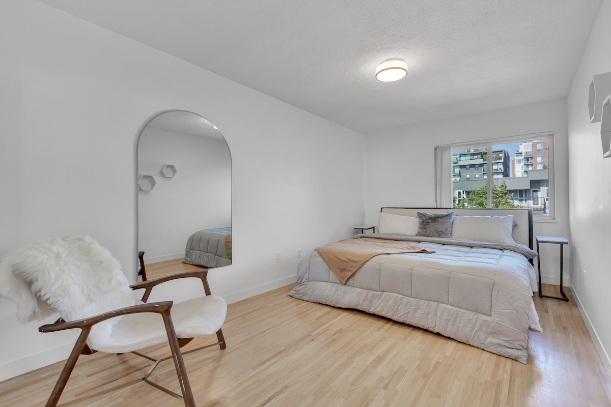 Crisp & Clean 1-BR Condo in Phenomenal Location