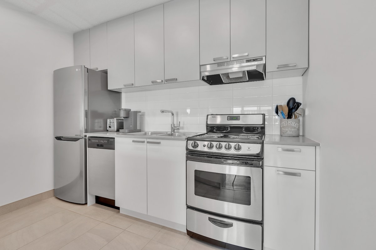 Crisp & Clean 1-BR Condo in Phenomenal Location