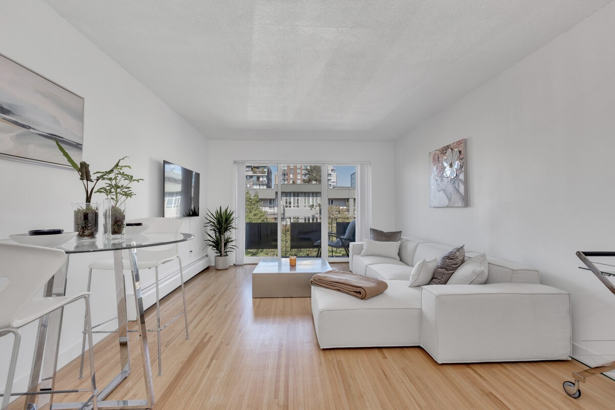 Crisp & Clean 1-BR Condo in Phenomenal Location
