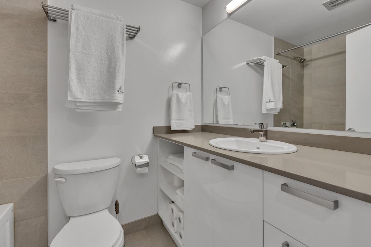 Crisp & Clean 1-BR Condo in Phenomenal Location