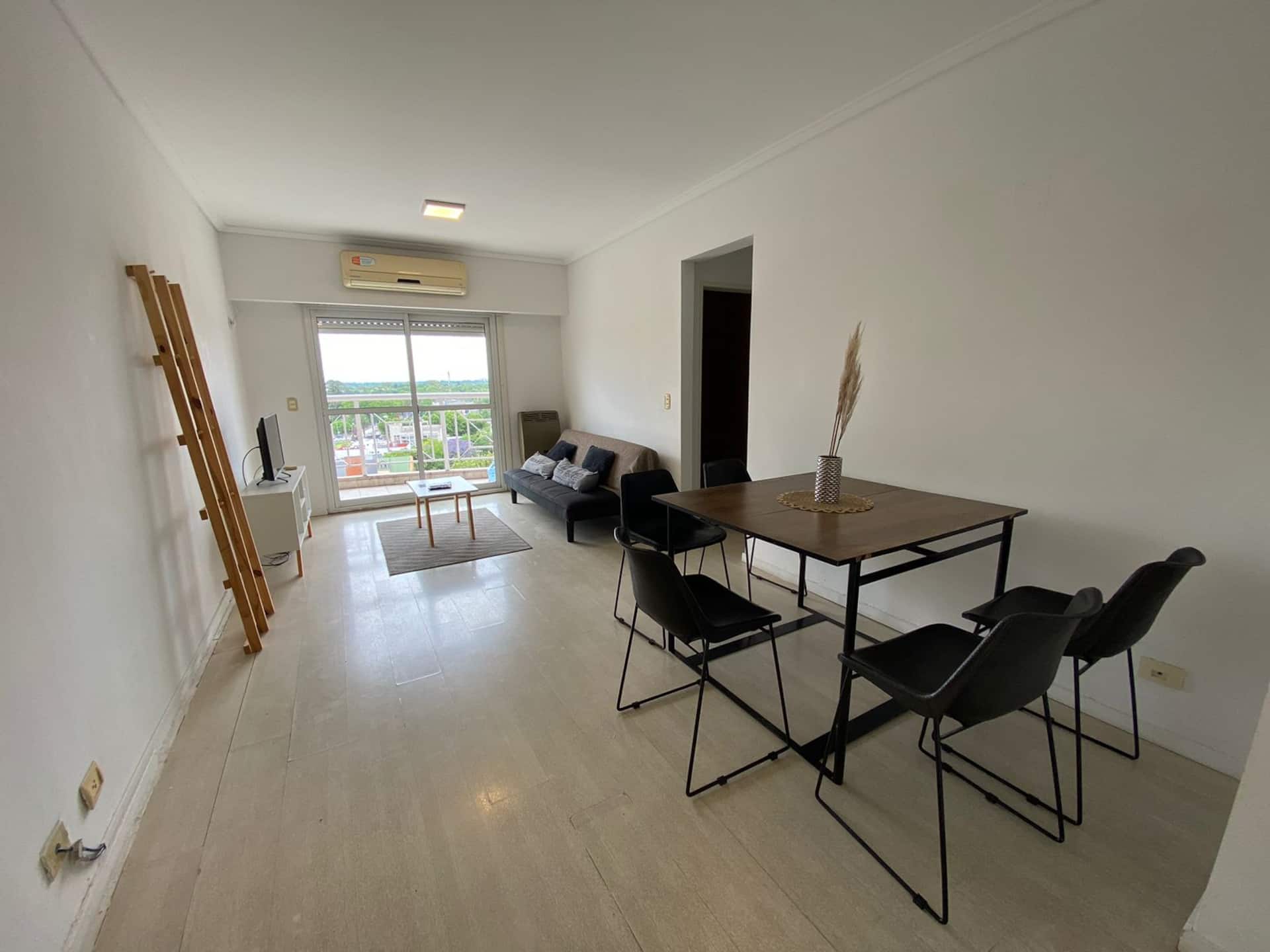 Apartamento de 2 dormitórios no Centro de Tigre com garagem e piscina